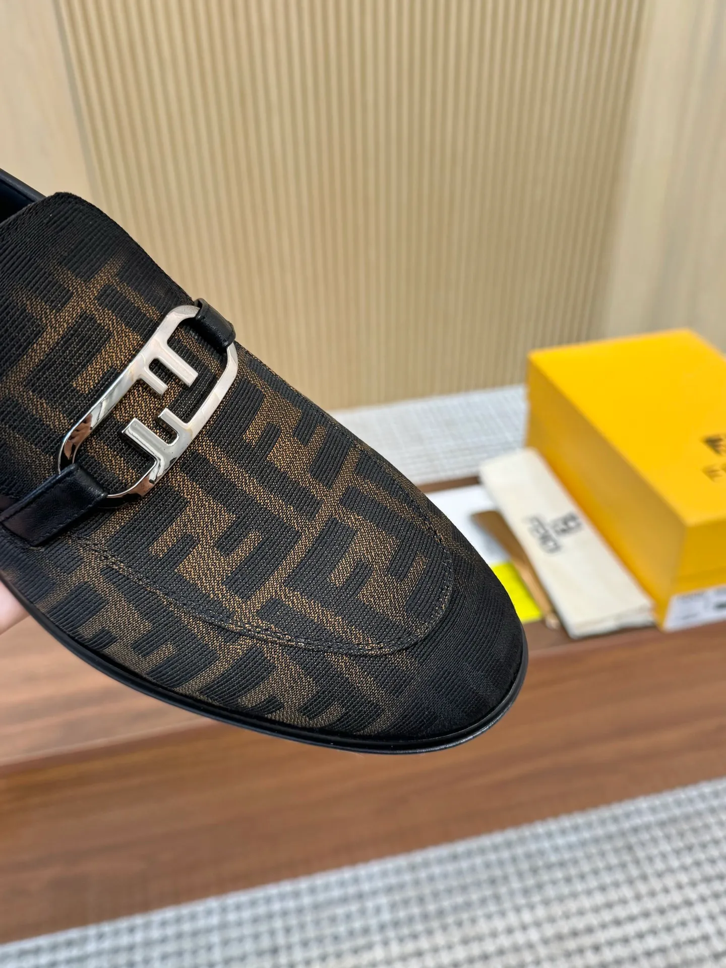 [FENDI] Top P: 980💰 ▪️Size: Men's 39-44. (Customized at 38.45.46) Fendi men's business casual leather shoes Imported brand cloth/calfskin/open edge beads/brand logo printing -Inside: Comfortable cowhide lining -Outsole: Genuine leather outsole with rubber backing embedded in the heel, perfect injection molding -Ultra-high quality control·Fine workmanship: highlighted (high-end·luxury·grade)
